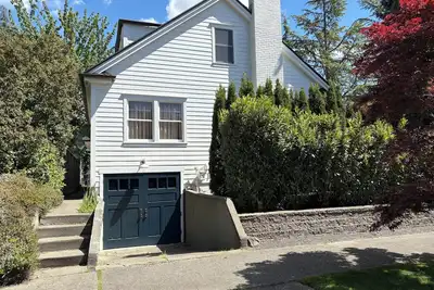Image de Stylish, Modern Montlake House Guest Suite