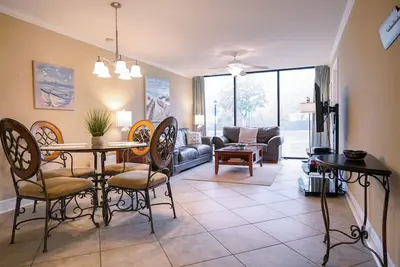 Image de Escape to our spacious 2-bed, 2-bath condo at Ocean Club Villas in Biloxi, Ms! Comfortably sleeping 6, this family-friendly retreat is perfect for your coastal getaway. Enjoy a fully equipped kitchen, plus access to a community pool.