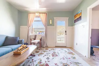 Charming 2-bedroom cottage with WiFi, Ac in welcoming Helper
