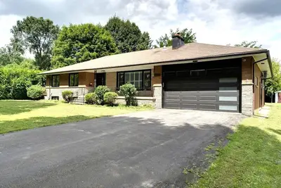 Image de Tranquil Urban Bungalow With Theatre & Patio