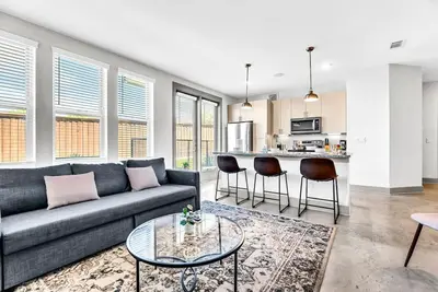 Image de Modern 2bd/2ba Flat Gym & Pool | Heart of Downtown