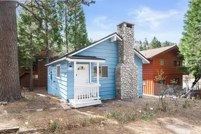 Image de Bluebird Cabin + Indoor Fireplace + Walk to Lake!