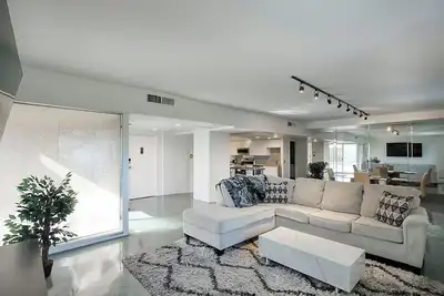 Image de Phoenix Luxury 3-bedroom condo with Lux Master Bath, Open Layout, & Perfect Area