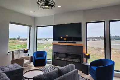 Image de Spectacular Bridge and Bay Views! Bayfront, Hot Tub, Dog Friendly, Fireplace!