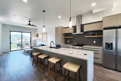 Image de New Townhouse! Hot Tub! Dog Friendly! Short Walk to Beach & Town!