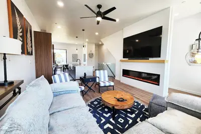 Image de New Townhome! Hot Tub! Dog Friendly! Short Walk to Beach ~ Salty Knot
