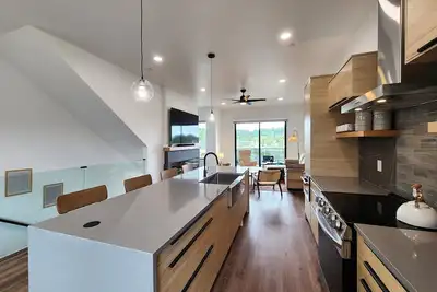 Image de New Townhome! Hot Tub! Dog Friendly! Short Walk to Beach!