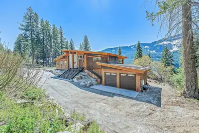 Image de Luxurious 4-bedroom house with a Hot Tub & game room in enchanting Lk Wenatchee