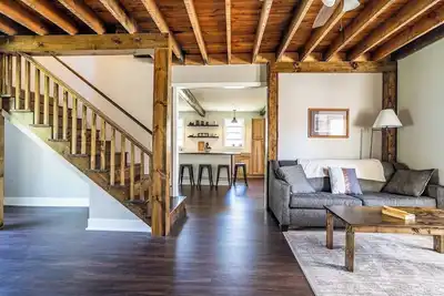 Image de Old Farmhouse Renewed - Short walk to lake