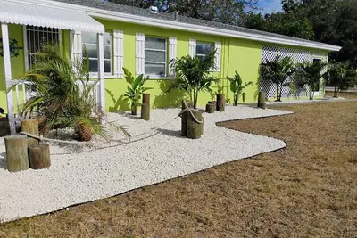 Image de Downtown Dunedin Villa near Bluejay's Baseball Stadium that offers \"serenity\".