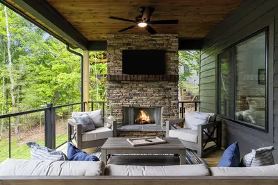 Image de Lakefront Cabin - Private Dock, Stunning Views, Perfect 4 Families & Groups!