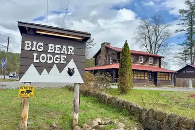 Image de Charming 2-bedroom cabin in welcoming Chestertown with Lake Views and WiFi