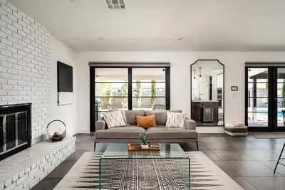 Image de Modern Desert Oasis - Shuffleboard, Hiking, Pool & Putting green!