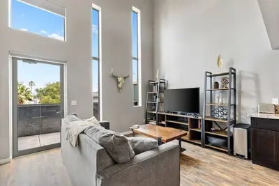 Image de Loft near Asu+Mill Ave | King Bed | Pool+Spa+Gym