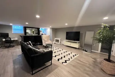 Image de Cozy renovated 2 bedroom basement unit!