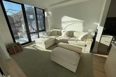 Image de Modern 2br Penthouse Condo with Luxe Comforts, Ac, & Prime Location