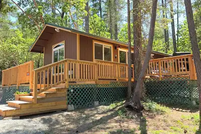 Image de Beautiful new cabin in the heart of Southern Oregon Wine country. \nLand of Fun!