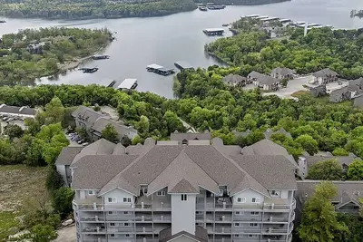 Image de Newly Renovated Condo with Panoramic Lake View, Foosball, Arcade & Free Tickets Near Sdc