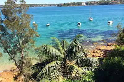 Image de Large north facing waterfront with huge deck, 4 bedrooms & 4 bathrooms. Pets ok.
