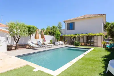 Image de Belle villa climatisée, piscine, jardin, à pieds du centre et plage pour 8