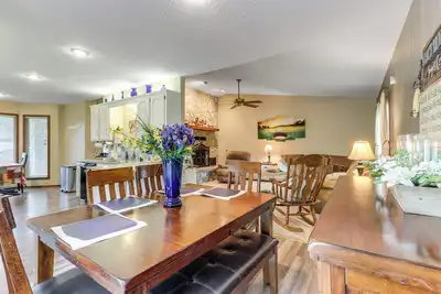 Image de Holiday Island Family Home on 13th Green!