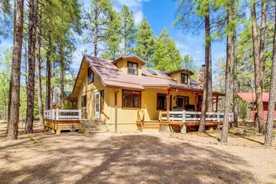 Image de Game Room + Fireplace! Family Retreat in Pinetop