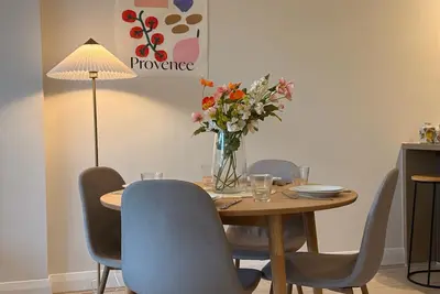 Image de High Ceiling Loft w/ Private Garden Terrace & Parking - 1min to Stadiums