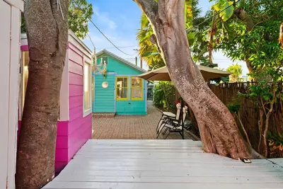 Image de Summer Family Fun, Pet Friendly, Walk Downtown, Close to Beach, Fenced Courtyard