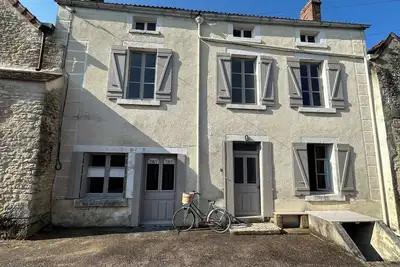 New Calme garanti dans petit village médiéval proche forêt et canal de Bourgogne