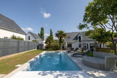 Image de Villa familiale moderne au calme avec piscine et terrain de pétanque