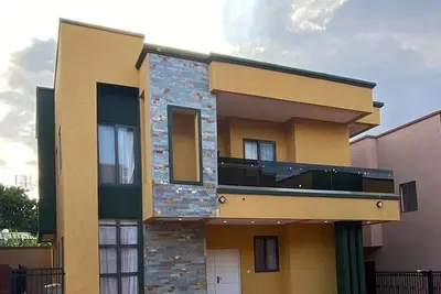 Image de Alveera Apartments, Spacious 4-bedroom in charming Kumasi with WiFi, Ac