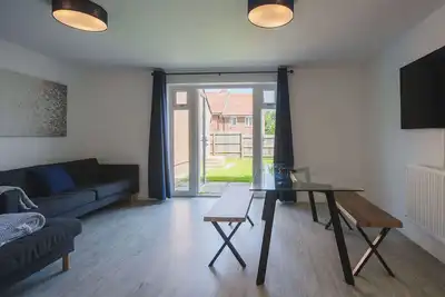 Image de Comfortable 3 Bedroom Home w Garden and Parking