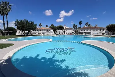 Image de Large swimming pool, restaurant, tennis court, grill / near the Pink Lake / 2+2