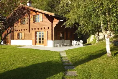 Chalet individuel de 2 étages pour 9 personnes d'une surface estimée à 100m2. Le chalet se situe sur