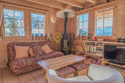 Image de Très beau chalet situé au calme, à 300 mètres du centre et du bus navette, en lisière de forêt au dé