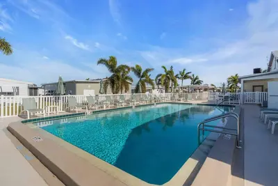 Image de Over 55+ Active Community Available Short or Long Term Rental