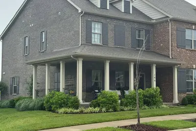 Image de Long Hollow Pike! Charming 3-bedroom townhome. Pet-friendly. Neighborhood pool!
