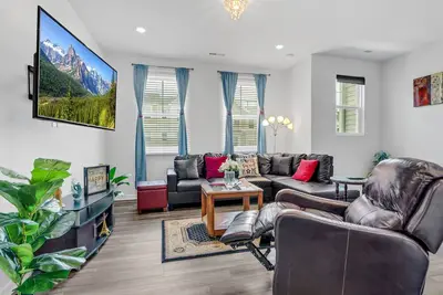 Image de 3-bedroom/3. 5 bath near Rdu/Rtp with personal workspace, smart TVs, pool, dog park