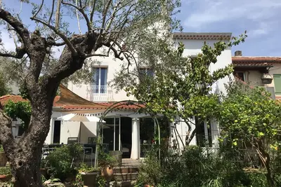 Image de Maison de ville. Vaste terrasse en bois. Jardin clos doté d'arbres centenaires.
