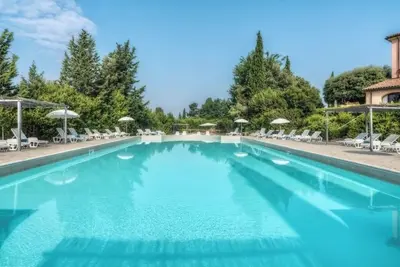 Image de Resort with pool in Riparbella