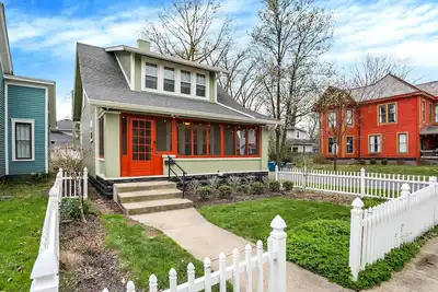Image de Charming 1930s Bungalow Steps from Shops, Trails & Concerts