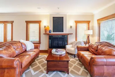 Image de Entire property: Main House, Basement Apartment (separate) & Cottage (separate)
