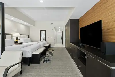 Image de 2 Cozy Units Near Miami Airport | Kitchen, Pool & Onsite Dining!