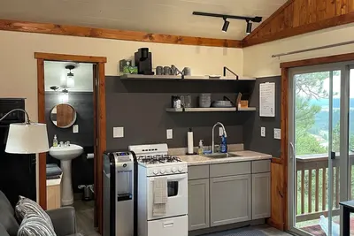 Image de Devils Tower Views, Wide-Open Skies, and Your Own Private Cabin.