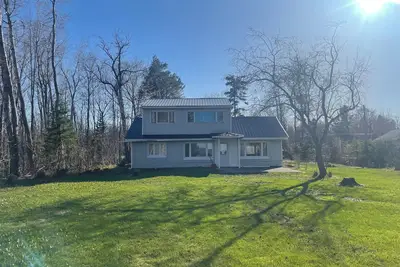 Image de Charming house on the St. Mary's river in Sault Ste. Marie, freighters out front