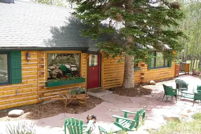 Image de Enchanting Mountain Log Cabin\nPines, Aspens & meadows and abundant wildlife.