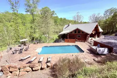 Image de Mountain lodge in central Pa, with Wi-Fi, a heated pool and hot tub.