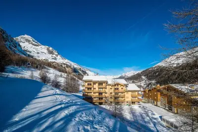 Image de 200m du centre station, 5ème étage, piscine, sauna, hammam, balcon, télévision, casier à ski, 105m²