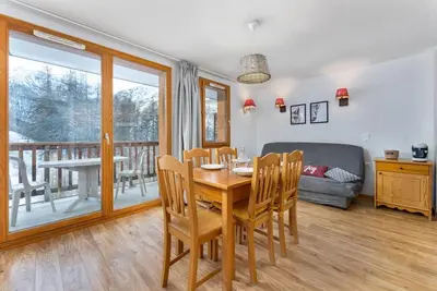 Image de 250m du centre station, 1er étage, vue forêt, piscine, balcon, télévision, casier à ski, 36m²