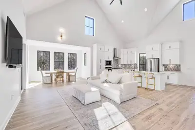 Image de Ben's on the Bayou, Waterfront home with boat docks